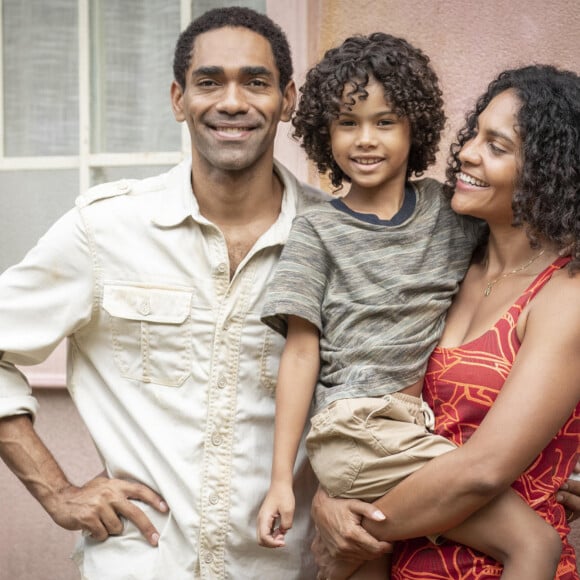 Samuel (Ítalo Martins) morre em atentado após salvar a mulher, Aline (Barbara Reis), e o filho, João (Matheus Assis), no primeiro capítulo da novela 'Terra e Paixão' na segunda-feira 8 de maio de 2023