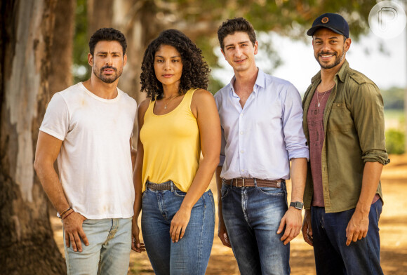 Caio (Cauã Reymond) dá beijo em Aline (Barbara Reis), que desperta ainda a paixão em onatas (Paulo Lessa) e Daniel (Johnny Massaro) a partir do capítulo de terça-feira 9 de maio de 2023 da novela 'Terra e Paixão'