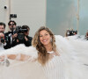 Gisele Bündchen valorizou o movimento do vestido com plumas ao posar para fotos no MET Gala 2023