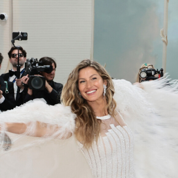 Gisele Bündchen valorizou o movimento do vestido com plumas ao posar para fotos no MET Gala 2023