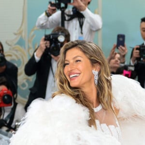 O look branco da Chanel usado por Gisele Bündchen atraiu holofotes no MET Gala 2023