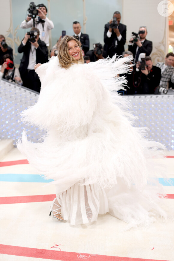 Separada de Tom Brady, Gisele Bündchen roubou a cena por vestido branco poderoso no MET Gala