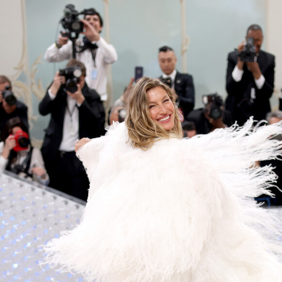 Separada de Tom Brady, Gisele Bündchen roubou a cena por vestido branco poderoso no MET Gala