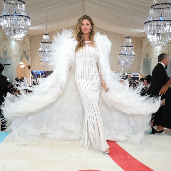 Plumas se destacaram no outfit usado por Gisele Bündchen no MET Gala 2023