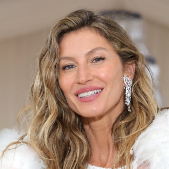 Gisele Bündchen surgiu poderosa em look branco repleto de plumas no MET Gala 2023