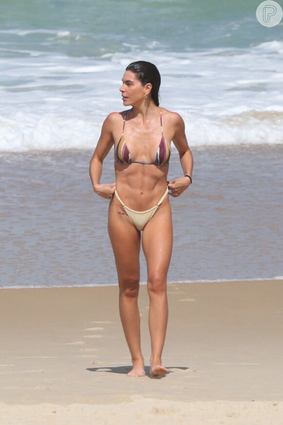 De biquíni, Mariana Goldfarb desfilou virilha sarada em dia de praia