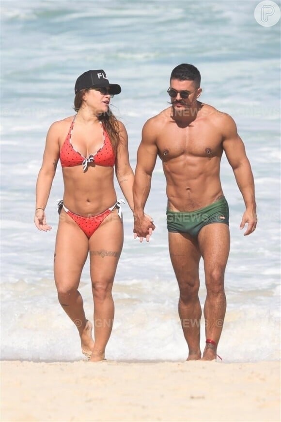 Priscila fantin desfila o corpão e virilha sarada ao ladodo marido, Bruno Lopes, em praia carioca