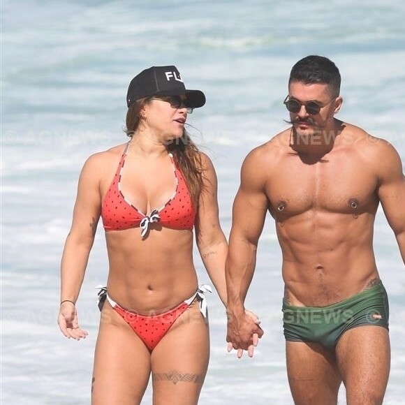 Priscila fantin desfila o corpão e virilha sarada ao ladodo marido, Bruno Lopes, em praia carioca