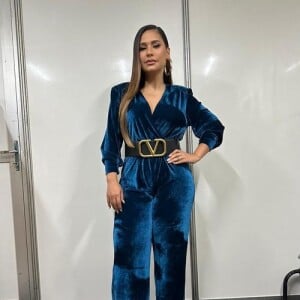 Simone Mendes secou: cintura da cantora rouba a cena em look de veludo