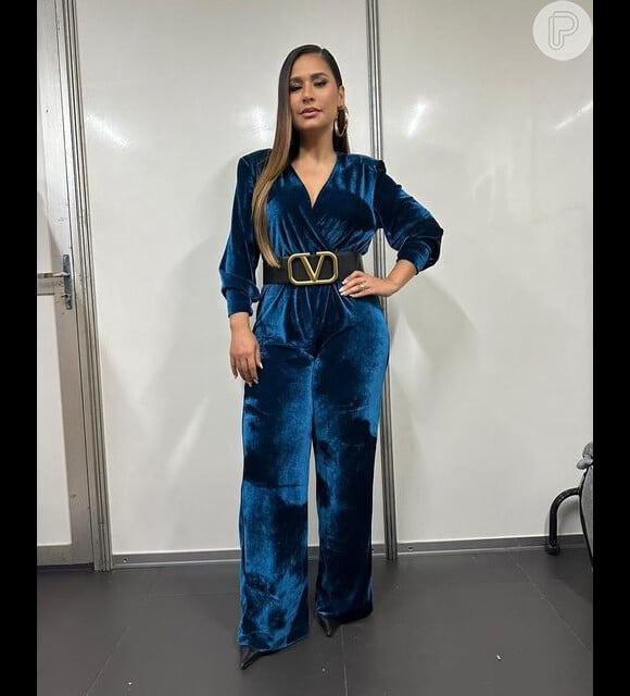 Simone Mendes secou: cintura da cantora rouba a cena em look de veludo