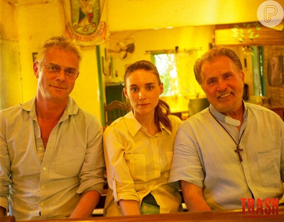 O diretor Stephen Daldry com Rooney Mara e Martin Sheen, que também integram o elenco de 'Trash'