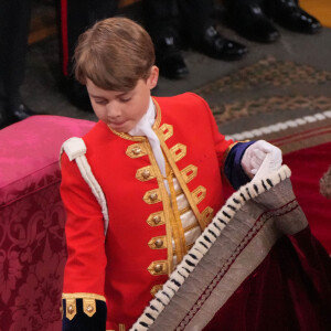 Coroação de Rei Charles III: o príncipe George foi uma das crianças a segurar o manto real do avô na cerimônia deste sábado 6 de maio de 2023