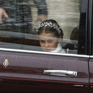 Coroação de Rei Charles III: a princesa Charlotte pareceu fazer careta dentro do carro que a levou para a Abadia