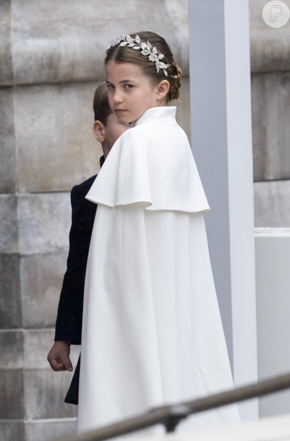 A princesa Charlotte surgiu com um look branco na coroação do avô, Rei Charles III