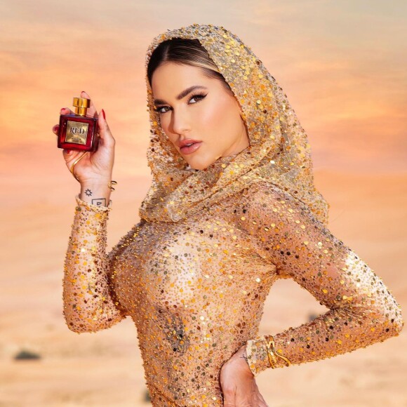 A influenciadora fez uma sessão de fotos para divulgar o seu novo perfume
