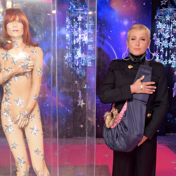 Um dos figurinos mais icônicos de Rita Lee foi uma roupa telada com estrelas: Xuxa posou com a peça ao visitar a exposição da cantora