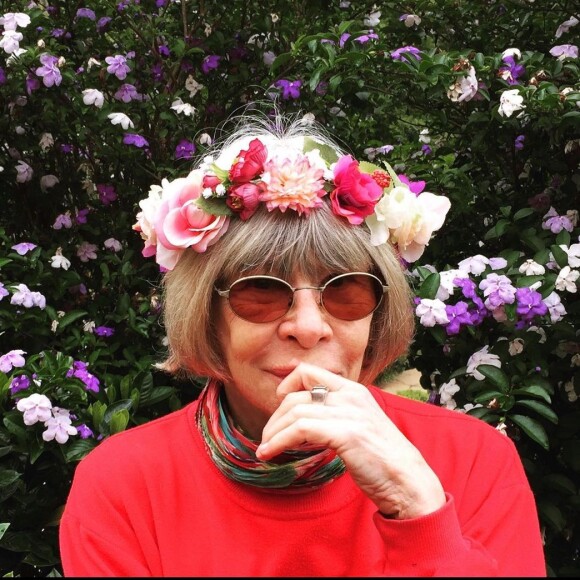 Os óculos com armações criativas se tornaram um marco de estilo para Rita Lee