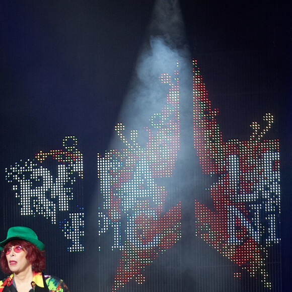 Segundo Rita Lee conta em sua autobiografia, ela descobriu a respeito da admiração de Charles através da proprietária de uma das discotecas mais icônicas de Paris no século XX