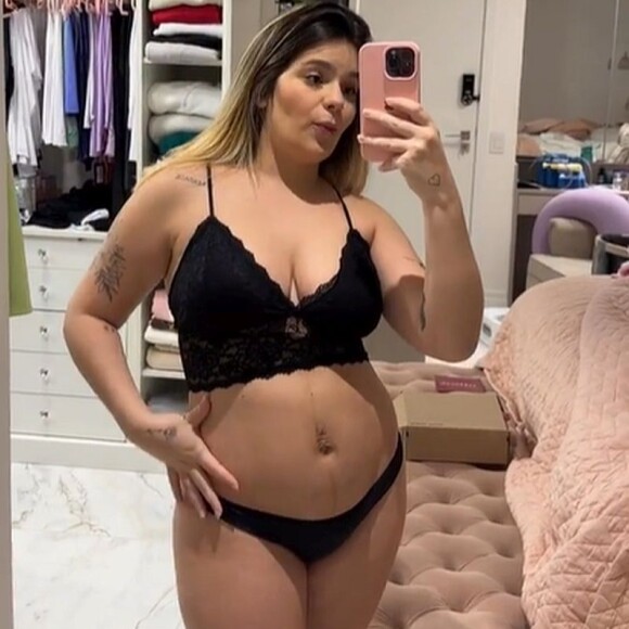 De lingerie, Viih Tube mostrou a barriga pós-parto