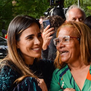 Wanessa Camargo conversou com a imprensa e atendeu fãs na porta do velório de Rita Lee