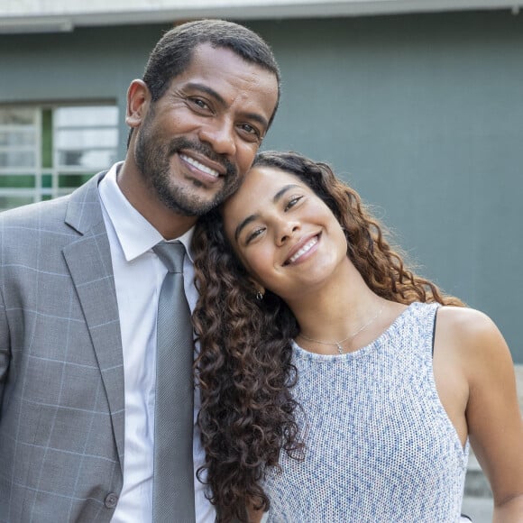 Na novela 'Vai na Fé', filha de Sol (Sheron Menezzes), Jenifer (Bella Campos) procura Ben (Samuel de Assis) e relata que crê em mudança de comportamento do pai, Theo (Emilio Dantas)