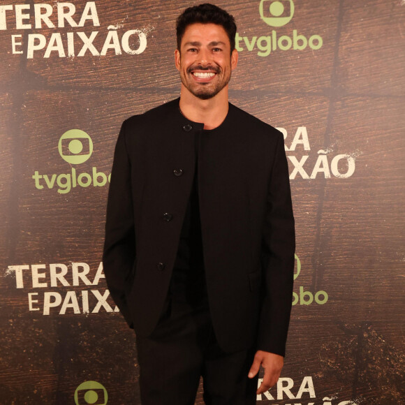 Cauã Reymond negou estar vivendo um relacionamento com Sabrina Sato