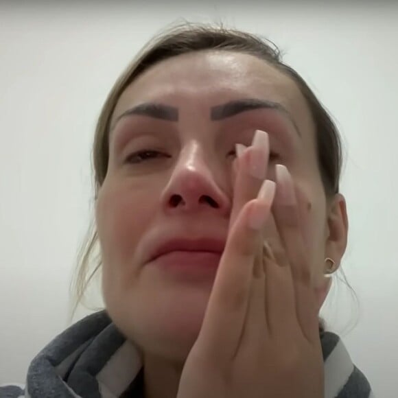 Andressa Urach chorou ao contar sobre sua ida a uma nova igreja evangélica