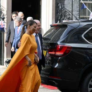 Durante viagem à Inglaterra para coroação de Charles III, Janja usou look laranja com capa