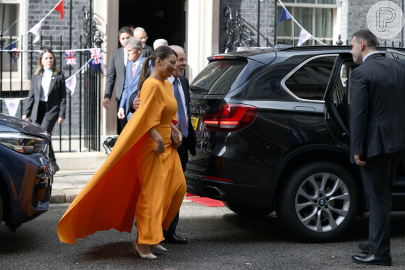 Durante viagem à Inglaterra para coroação de Charles III, Janja usou look laranja com capa