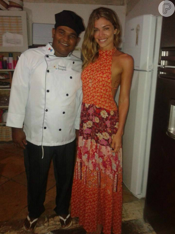 A dúvida se Grazi Massafera e Cauã Reymond teriam passado o Réveillon juntos ou não em Alagoas terminaram quando vazaram fotos deles com o chef de cozinha do hotel em que ficaram hospedados