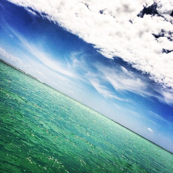 Grazi Massafera compartilhou uma foto do mar paradisíaco de Alagoas