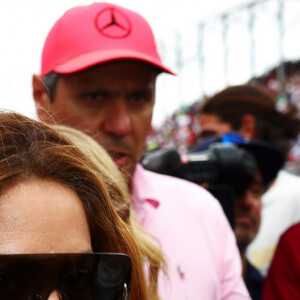 Shakira após conferir a Miami International Autodrome saiu com Lewis Hamilton e amigos para um passeio de barco. 