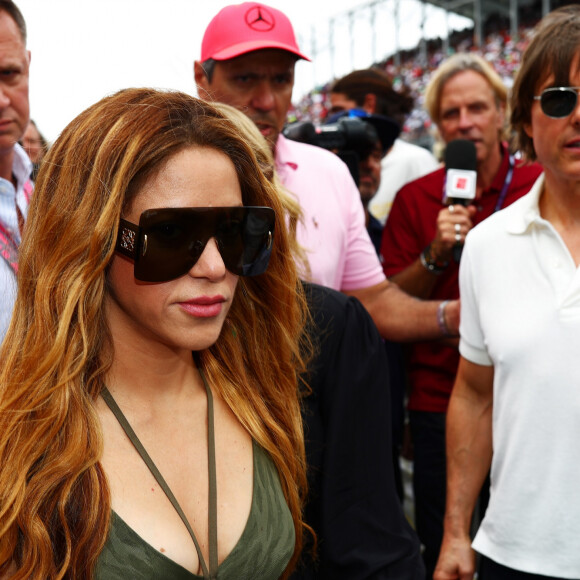 Shakira após conferir a Miami International Autodrome saiu com Lewis Hamilton e amigos para um passeio de barco. 