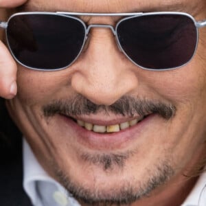 O que aconteceu com os dentes do ator Johnny Depp?