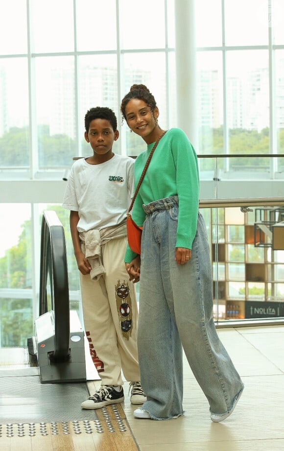 Taís Araujo e o filho posaram para o paparazzo em shopping do Rio de Janeiro
