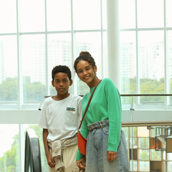 Taís Araujo e o filho posaram para o paparazzo em shopping do Rio de Janeiro