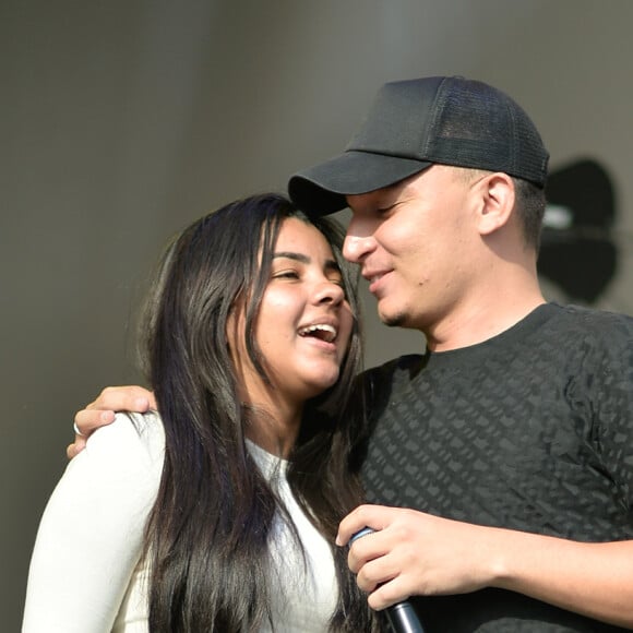 João Gomes protagonizou momento romântico ao chamar a namorada, Ary Mirelle, para o palco