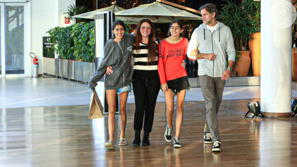 Giovanna Antonelli almoçou com as filhas gêmes, Antônia e Sophia, de 12 anos, e o marido, Leonardo Nogueira, em restaurante de shopping do Rio de Janeiro