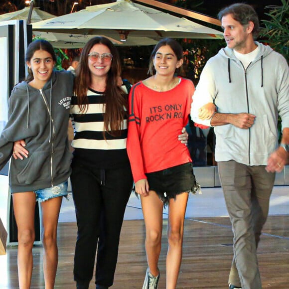 Giovanna Antonelli almoçou com as filhas gêmes, Antônia e Sophia, de 12 anos, e o marido, Leonardo Nogueira, em restaurante de shopping do Rio de Janeiro