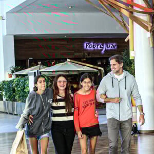 Filhas de Giovanna Antonelli e do diretor Leonardo Nogueira, as gêmes, Antônia e Sophia, de 12 anos, chamaram atenção pela altura