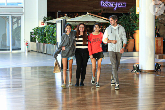 Filhas de Giovanna Antonelli e do diretor Leonardo Nogueira, as gêmes, Antônia e Sophia acompanharam os pais em dia de lazer no shopping