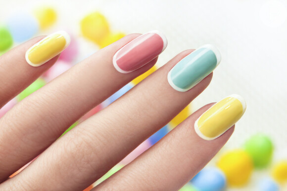 Que tal essa nail art que combina amarelo, rosa e menta nas versões pastel