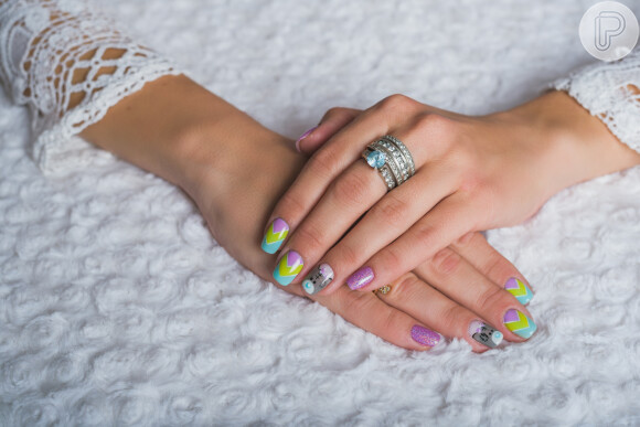 Unhas decoradas criativas em cores pastel: essa nail art combina diferentes desenhos