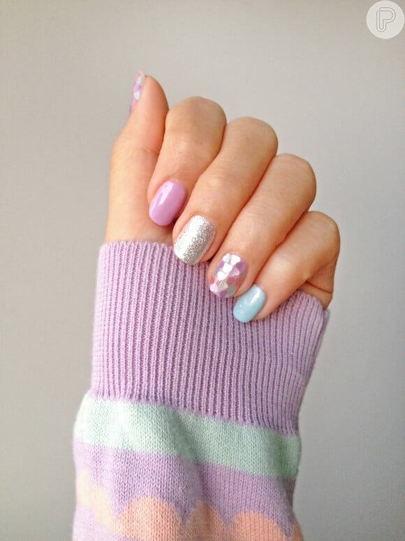 Essa nail art em cores pastel alia lilás e azul a brilho holográfico
