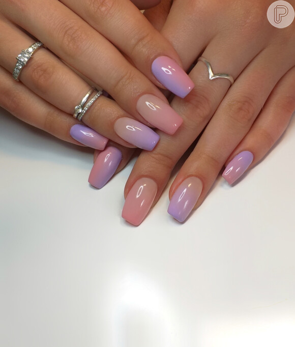 A nail art em degradê combina muito com a paleta cromática pastel