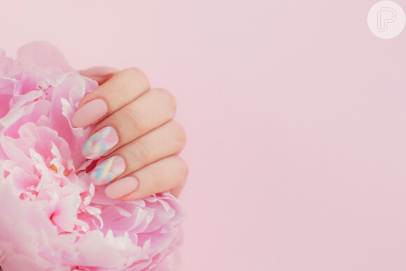 Nail art em tom pastel de rosa vai deixar seu visual delicado na medida certa