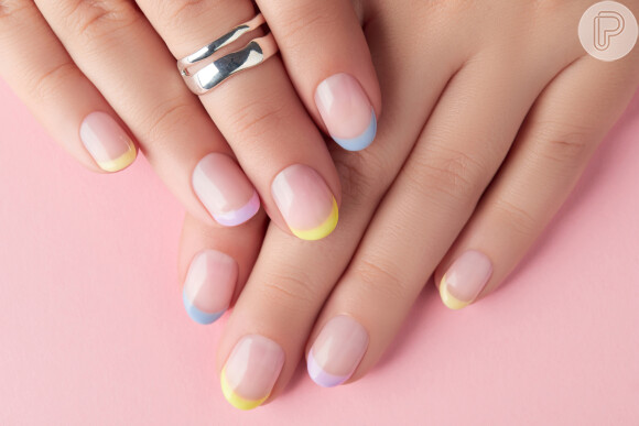 Unhas decoradas e curtinhas: gosta dessa francesinha com amarelo, azul e lilás?