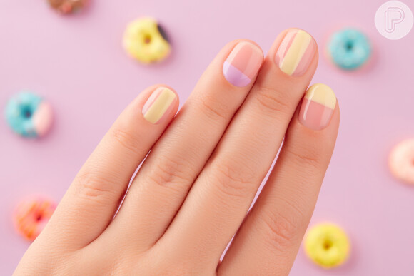 Unhas decoradas curtinhas com formato geométrico são perfeitas para mulheres práticas