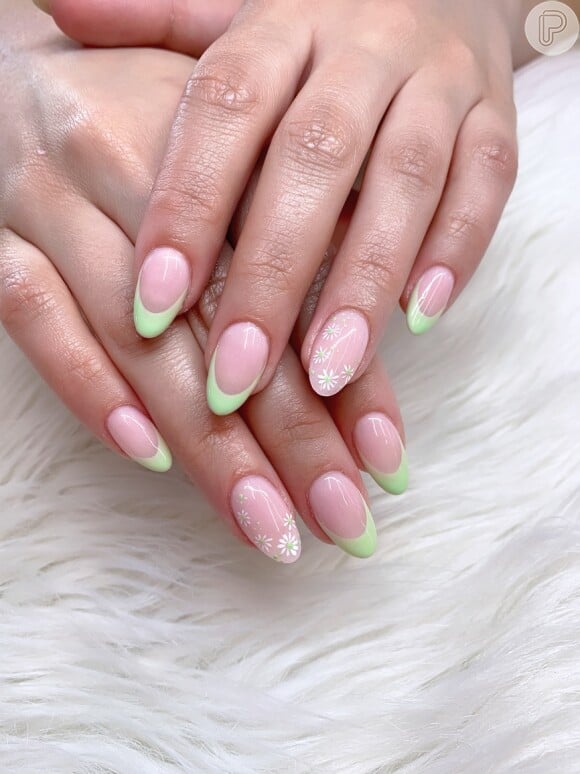 Unhas decoradas com francesinha verde pastel: essa nail art floral vai te deixar encantada!