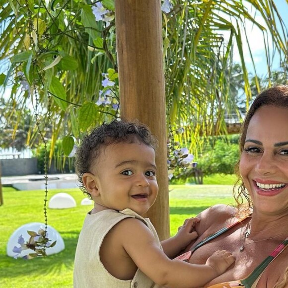 Viviane Araujo publicou um carrossel de fotos curtindo as férias com Joaquim